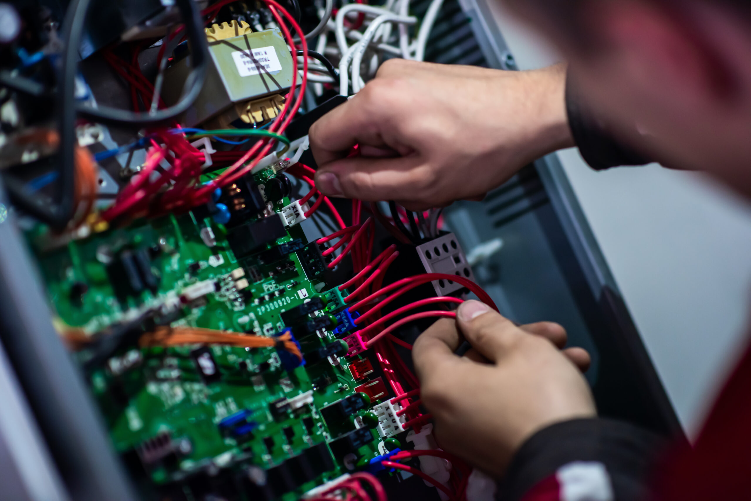 Técnico de suporte audiovisual realizando manutenção