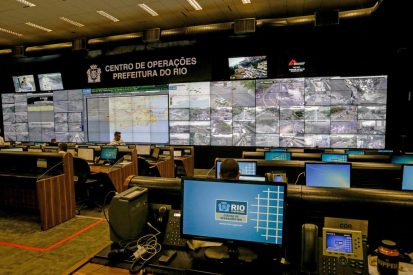 Centro de operações com videowall e mobiliário técnico